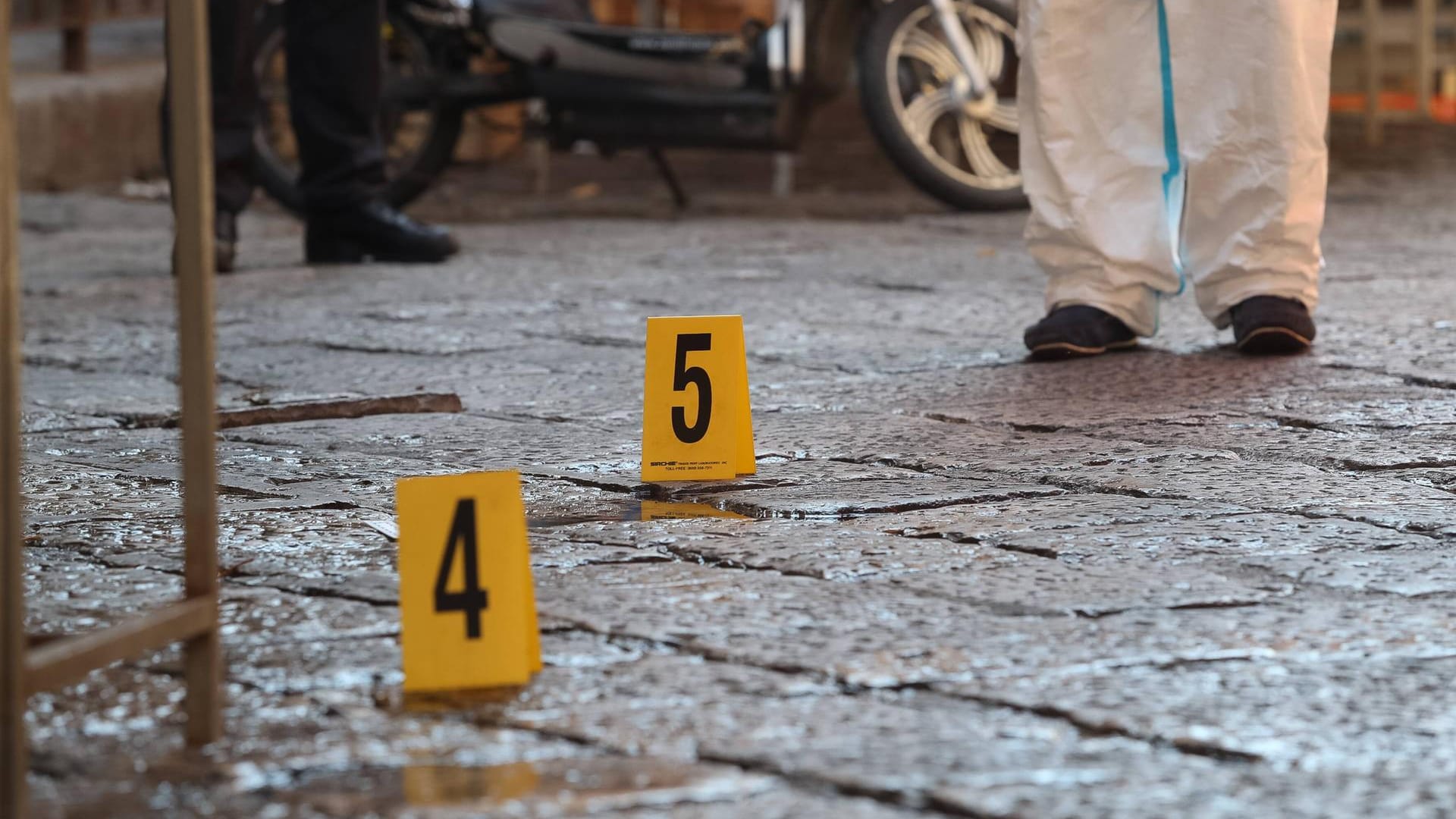 Italienische Ermittler sichern Spuren an einem Tatort Italienische Ermittler sichern Spuren an einem Tatort