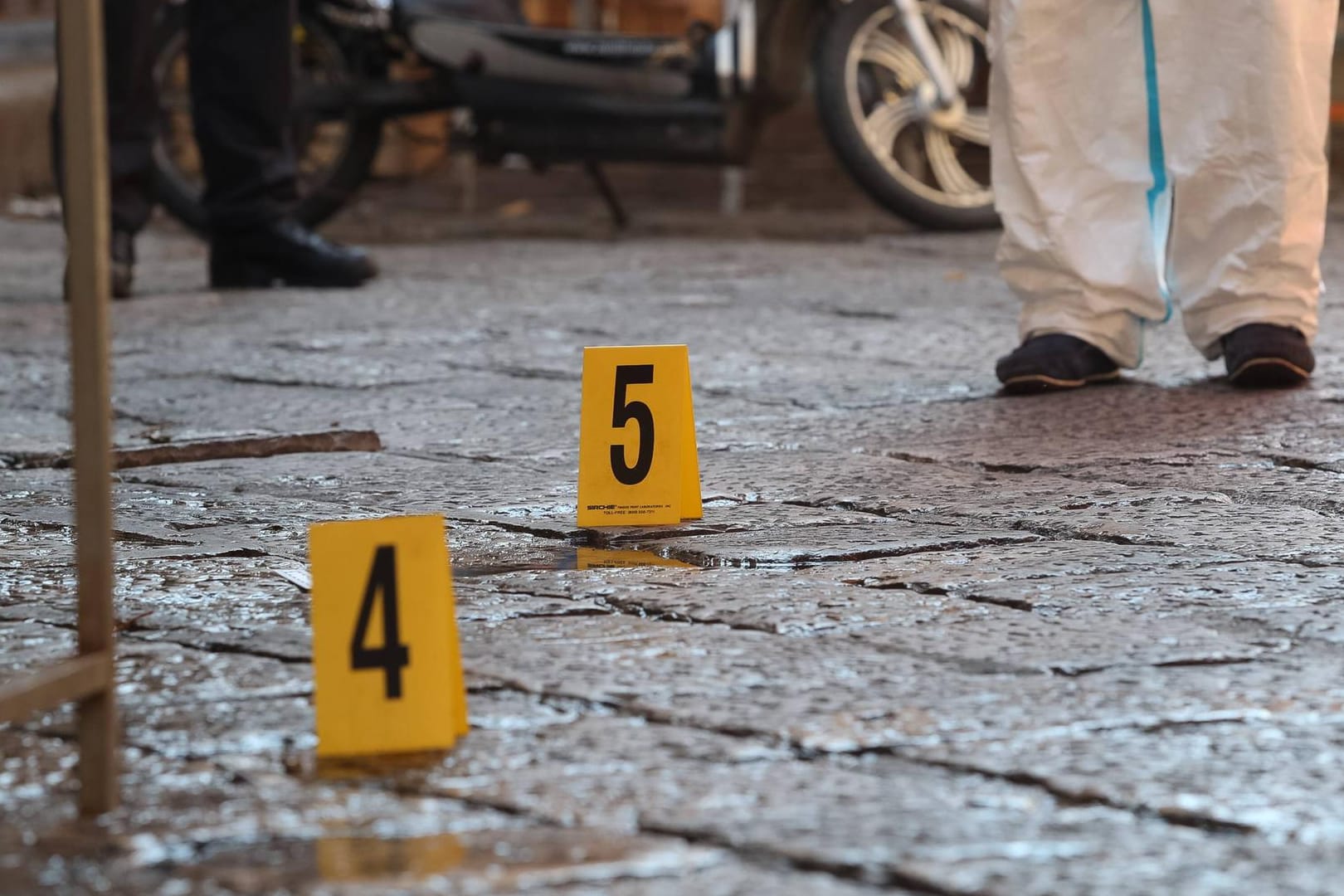 Italienische Ermittler sichern Spuren an einem Tatort