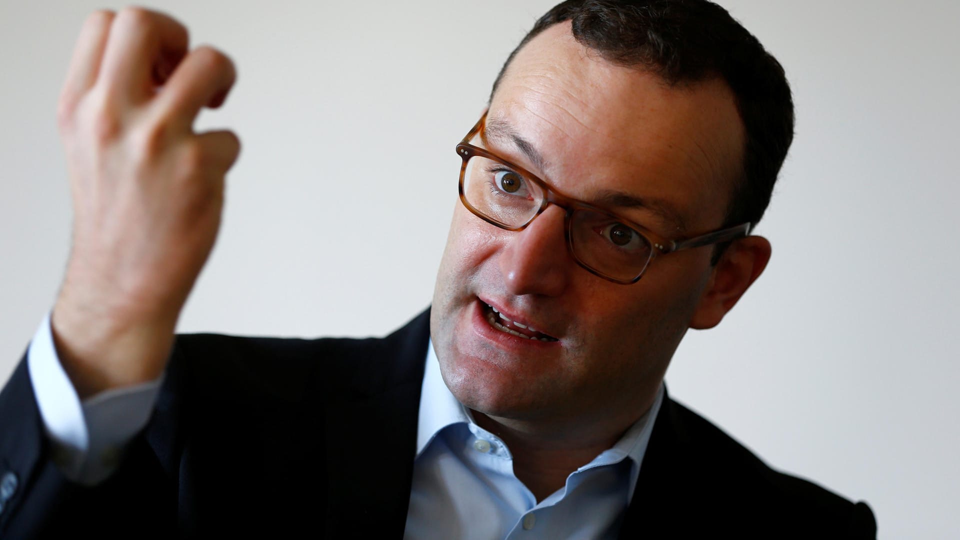 Für seinen Vorschlag, die Rente mit 63 abzuschaffen, bekommt Jens Spahn heftige Kritik aus den eigenen Reihen. Für seinen Vorschlag, die Rente mit 63 abzuschaffen, bekommt Jens Spahn heftige Kritik aus den eigenen Reihen.