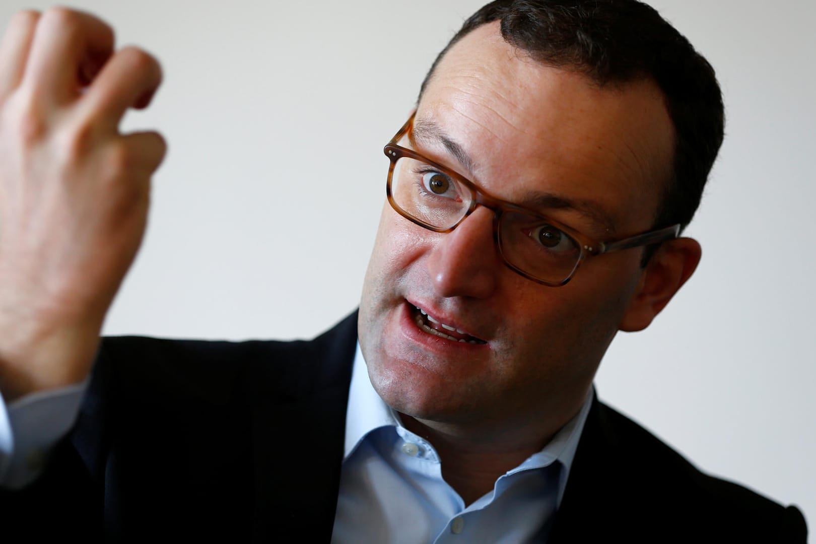 Für seinen Vorschlag, die Rente mit 63 abzuschaffen, bekommt Jens Spahn heftige Kritik aus den eigenen Reihen.