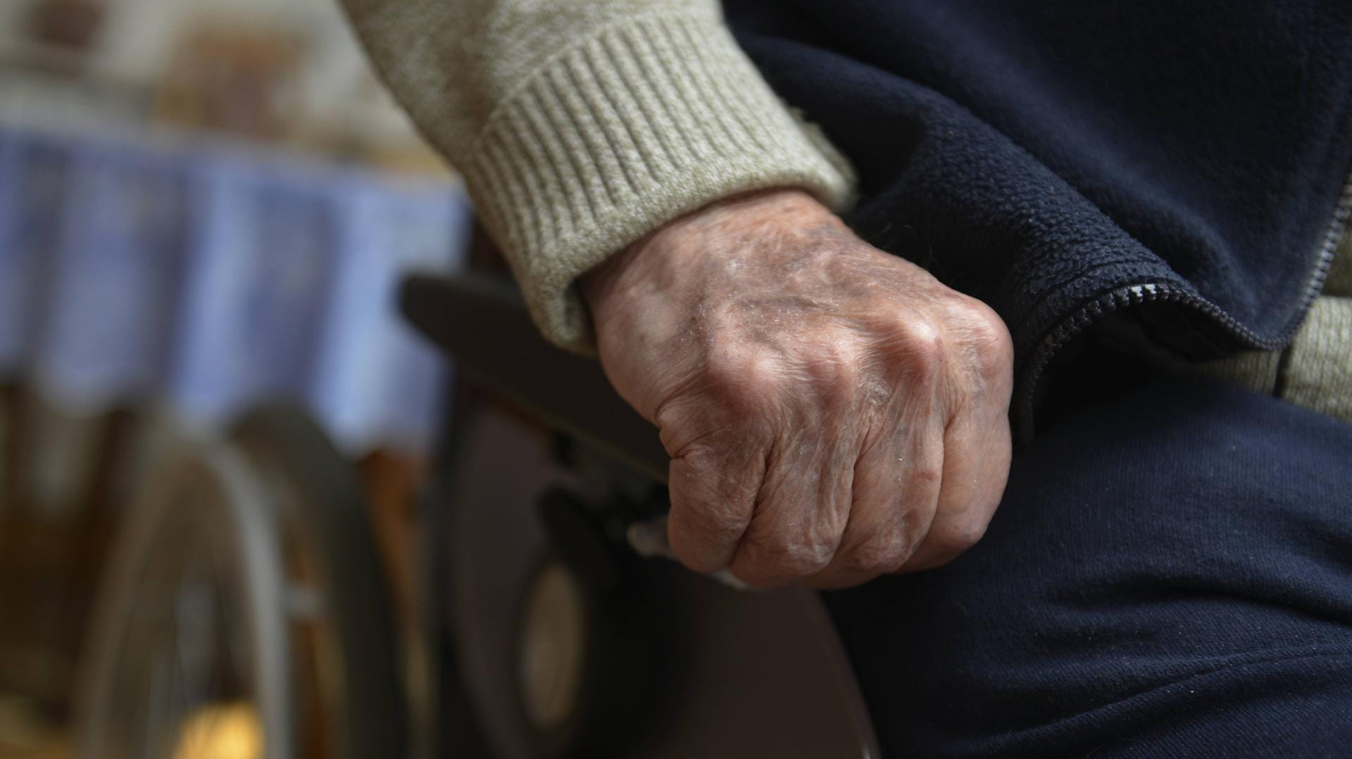 Der 80-jährige Tom ist bei der Pflege auf Hilfe angewiesen. (Symbolfoto)