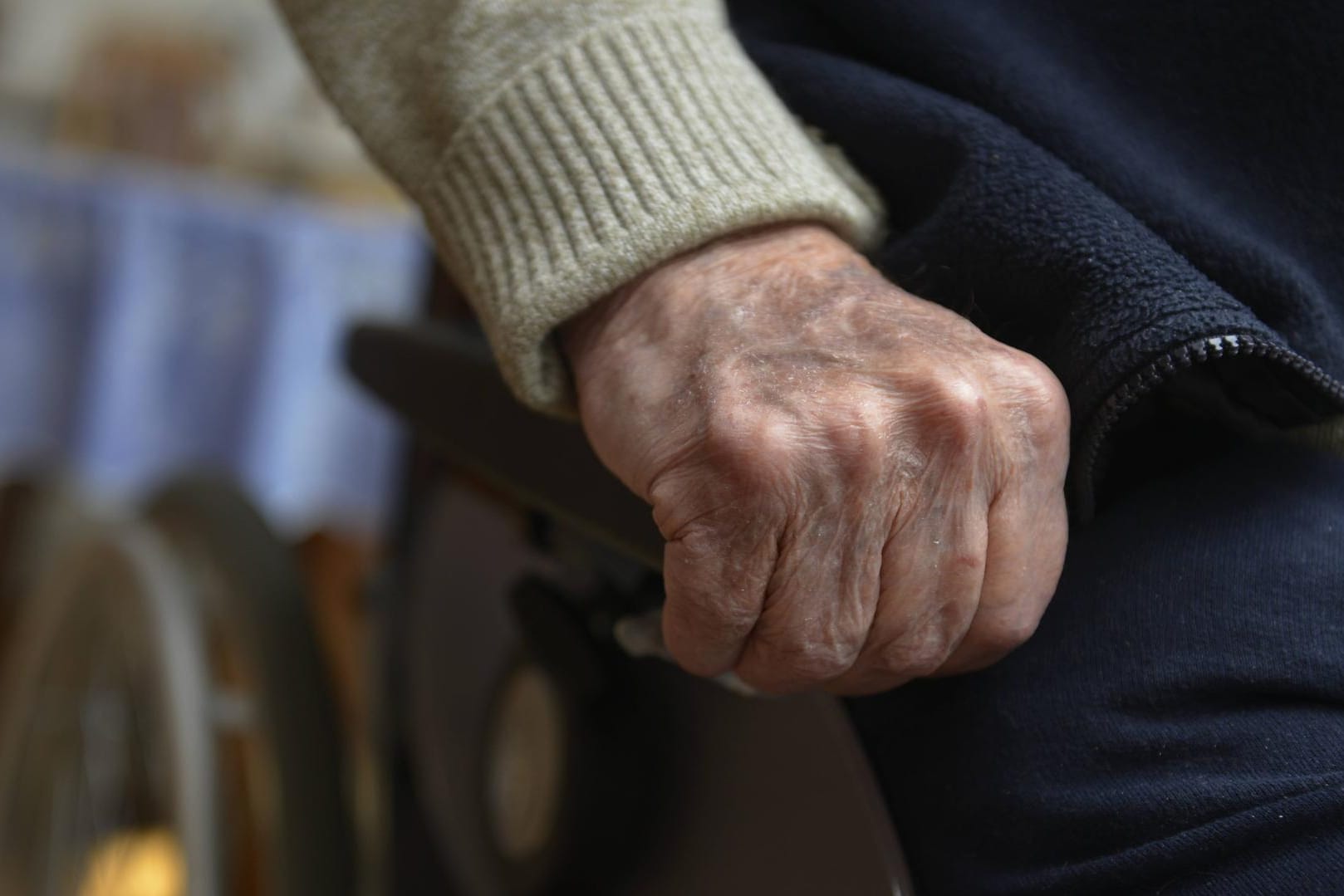 Der 80-jährige Tom ist bei der Pflege auf Hilfe angewiesen. (Symbolfoto)