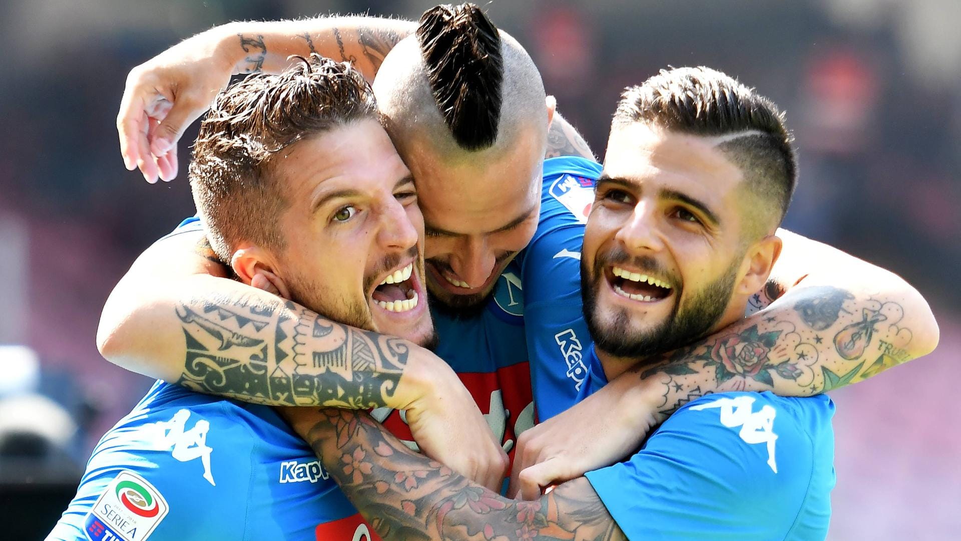 Marek Hamsik (m.) feiert mit Dries Mertens (l.) und Lorenzo Insigne im Spiel gegen Cagliari.