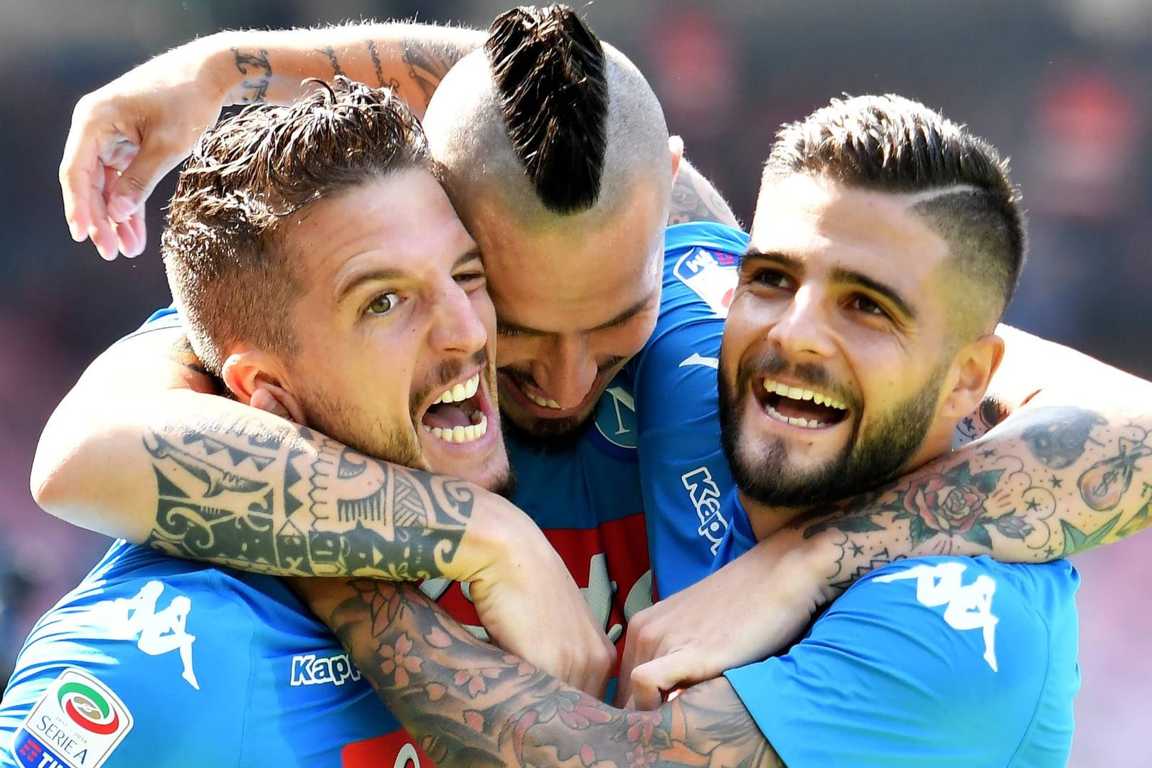 Marek Hamsik (m.) feiert mit Dries Mertens (l.) und Lorenzo Insigne im Spiel gegen Cagliari.