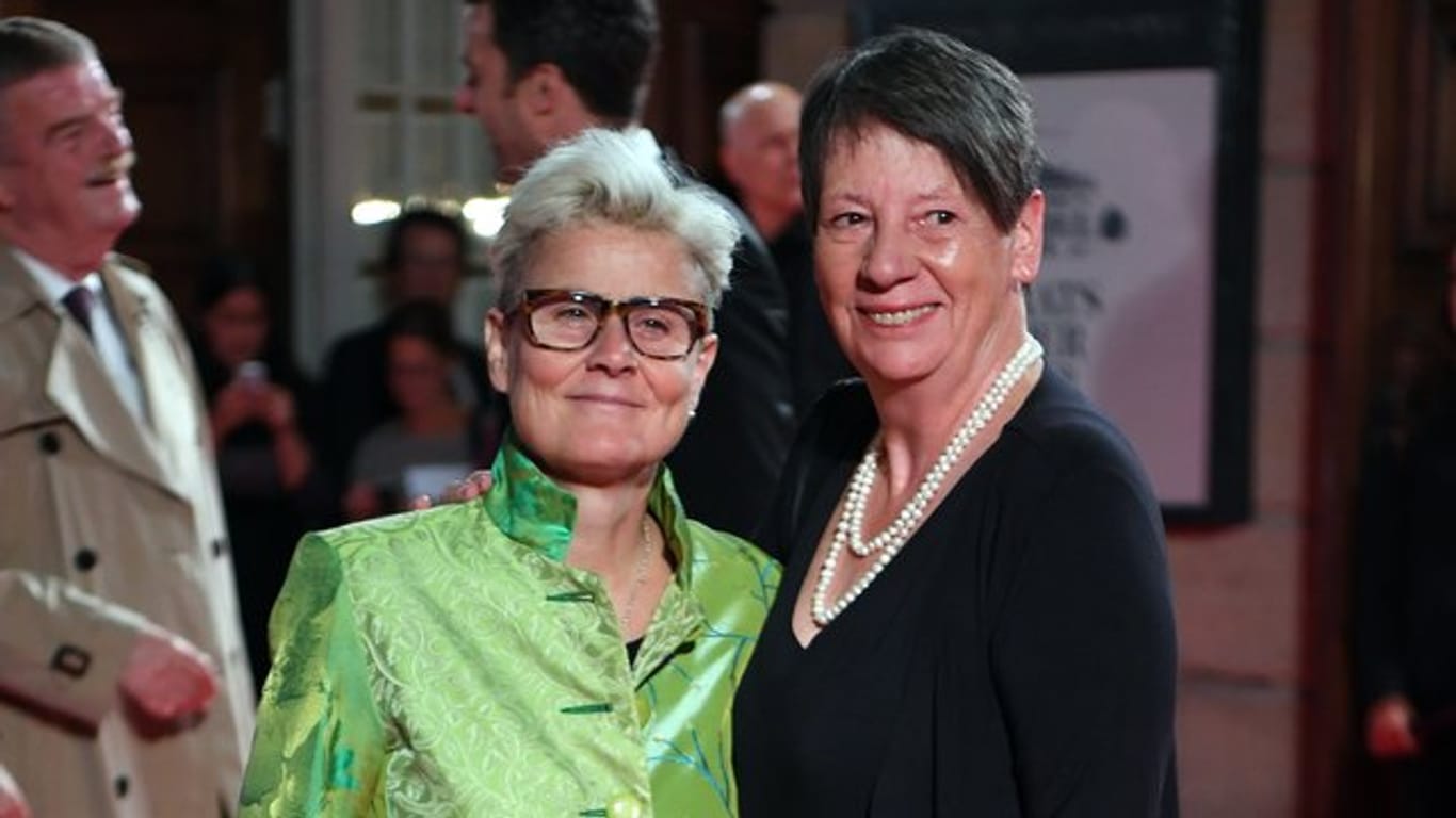 Umweltministerin Barabara Hendricks (r) und ihre Partnerin Valérie Vauzanges bei der Wiedereröffnung der Berliner Staatsoper Unter den Linden.