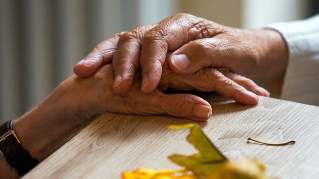 In England zieht eine 98-Jährige zu ihrem 80 Jahre alten Sohn ins Heim. In England zieht eine 98-Jährige zu ihrem 80 Jahre alten Sohn ins Heim.