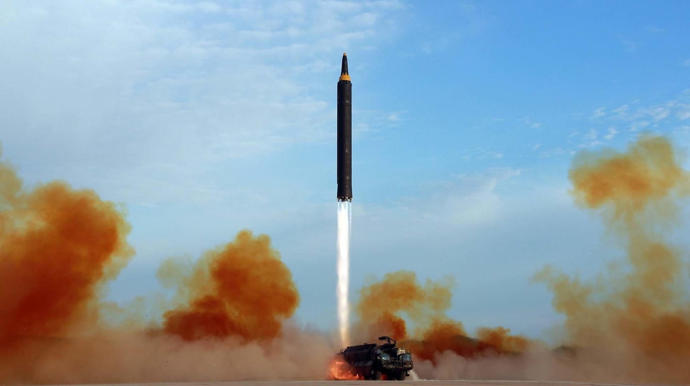 Das am 16.09.2017 zur Verfügung gestellte, undatierte Foto der staatlichen Korean Central News Agency zeigt den angeblichen Test einer Hwasong-12-Mittelstreckenrakete an einem unbekannten Ort in Nordkorea.