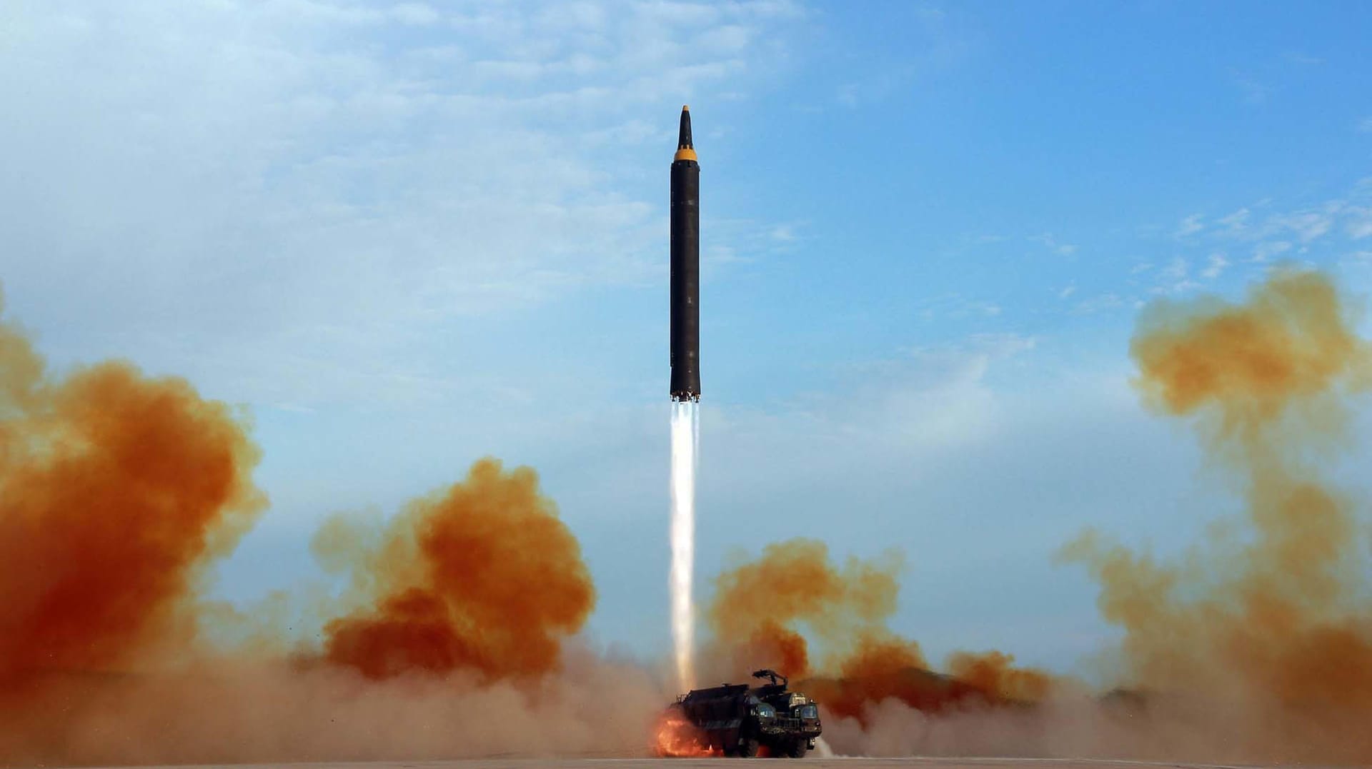 Das am 16.09.2017 zur Verfügung gestellte, undatierte Foto der staatlichen Korean Central News Agency zeigt den angeblichen Test einer Hwasong-12-Mittelstreckenrakete an einem unbekannten Ort in Nordkorea. Das am 16.09.2017 zur Verfügung gestellte, undatierte Foto der staatlichen Korean Central News Agency zeigt den angeblichen Test einer Hwasong-12-Mittelstreckenrakete an einem unbekannten Ort in Nordkorea.