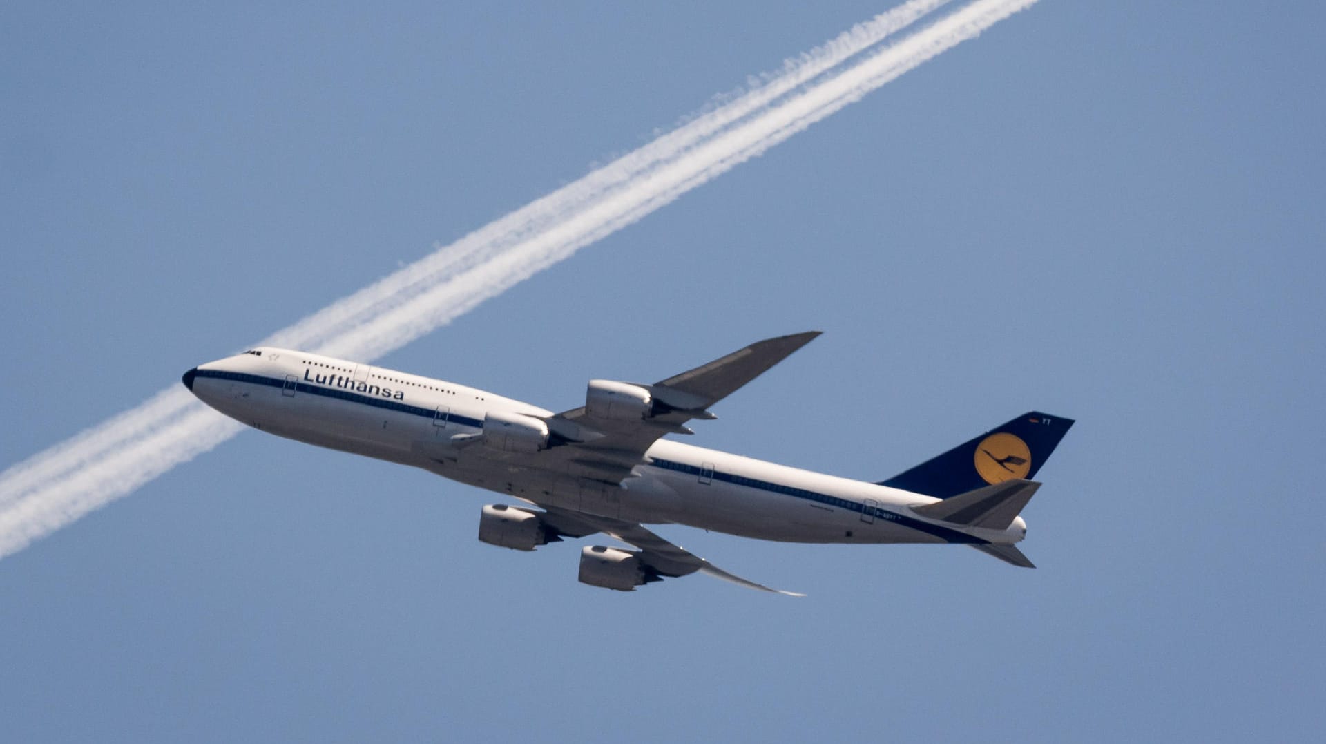 Jumbojet von Lufthansa über Frankfurt/ Main.