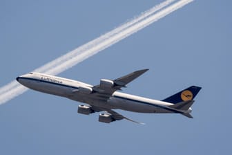 Jumbojet von Lufthansa über Frankfurt/ Main.