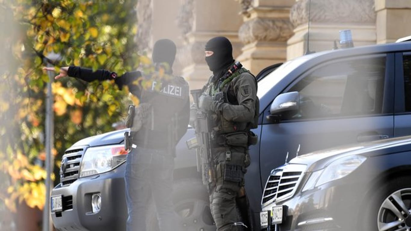 Schwer bewaffnete und maskierte Polizisten auf dem Gelände des Bundesgerichtshofs (BGH) in Karlsruhe.