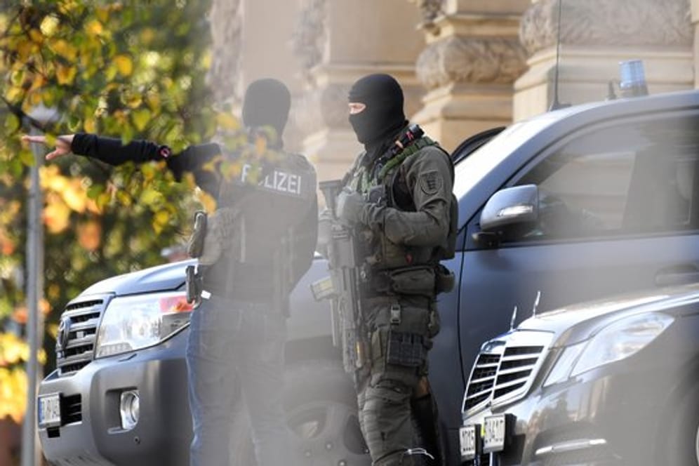 Schwer bewaffnete und maskierte Polizisten auf dem Gelände des Bundesgerichtshofs (BGH) in Karlsruhe.