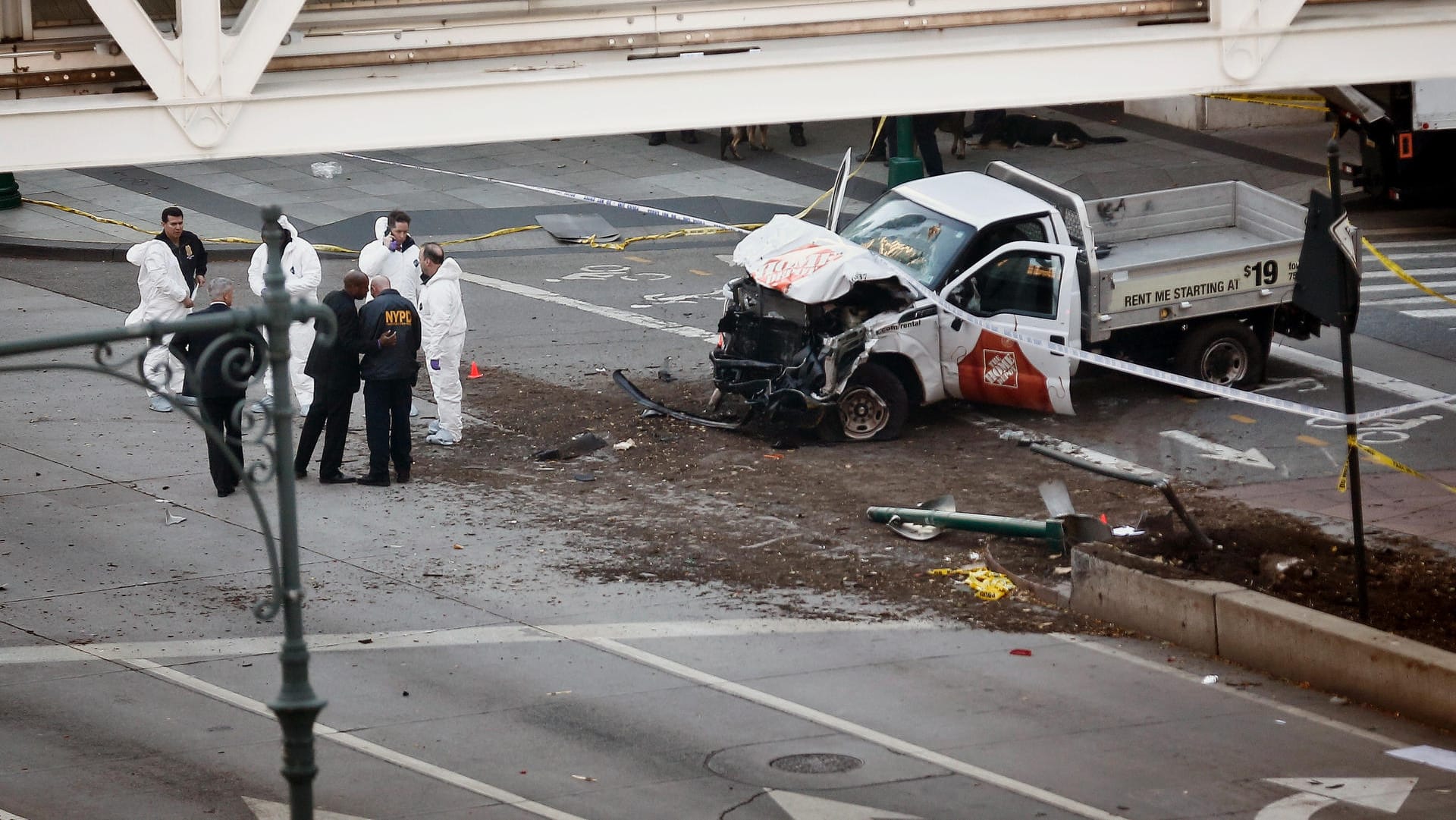 Polizisten untersuchen das Tatfahrzeug, mit dem der Angreifer acht Menschen in den Tod riss.