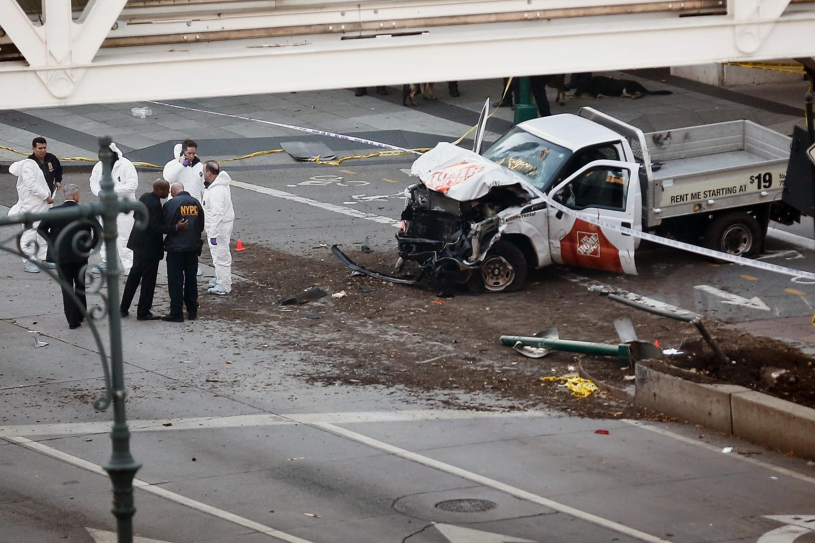 Polizisten untersuchen das Tatfahrzeug, mit dem der Angreifer acht Menschen in den Tod riss.