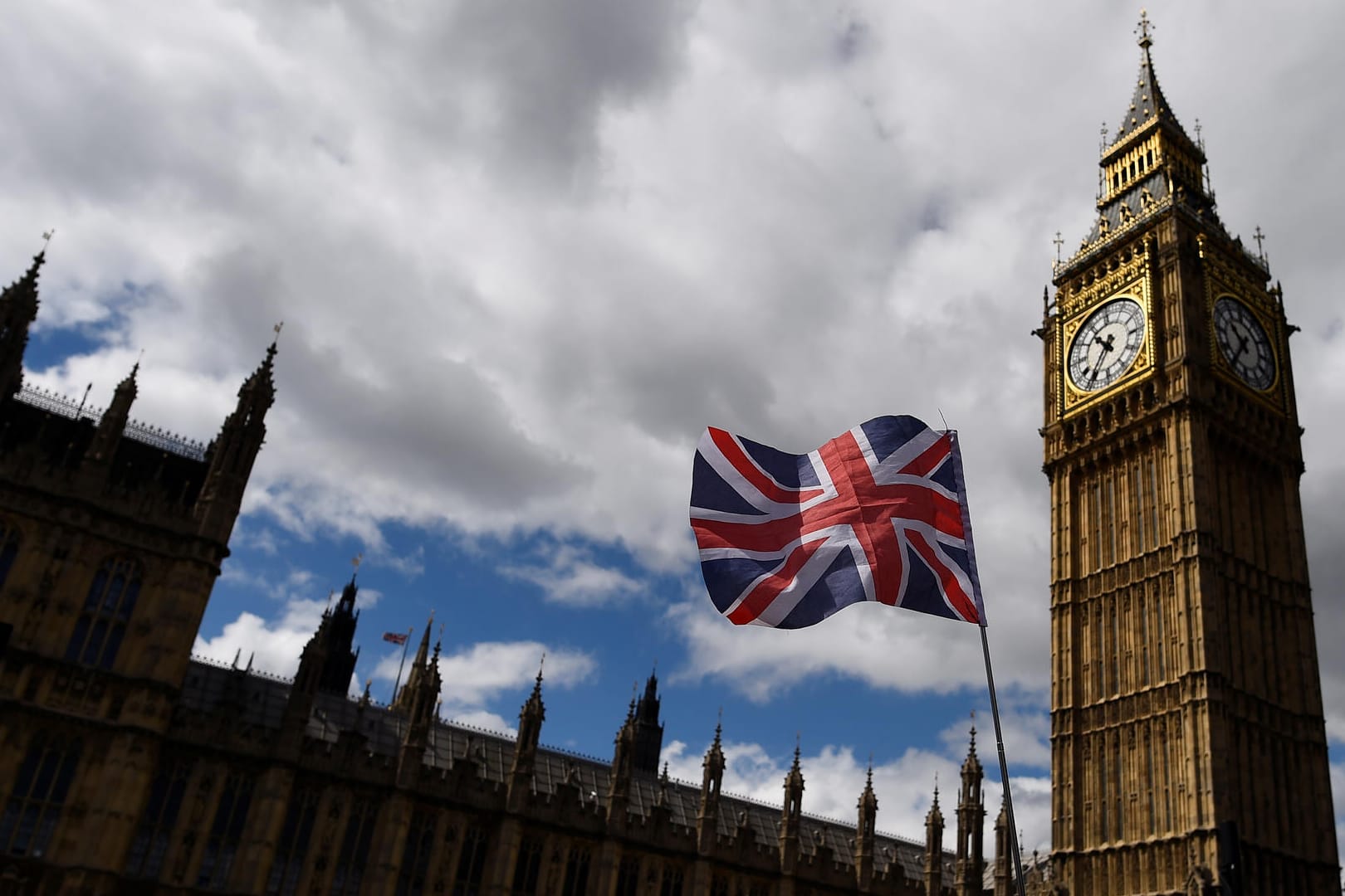 Die Vorwürfe sexuellen Fehlverhaltens gegen britische Politiker nehmen zu.