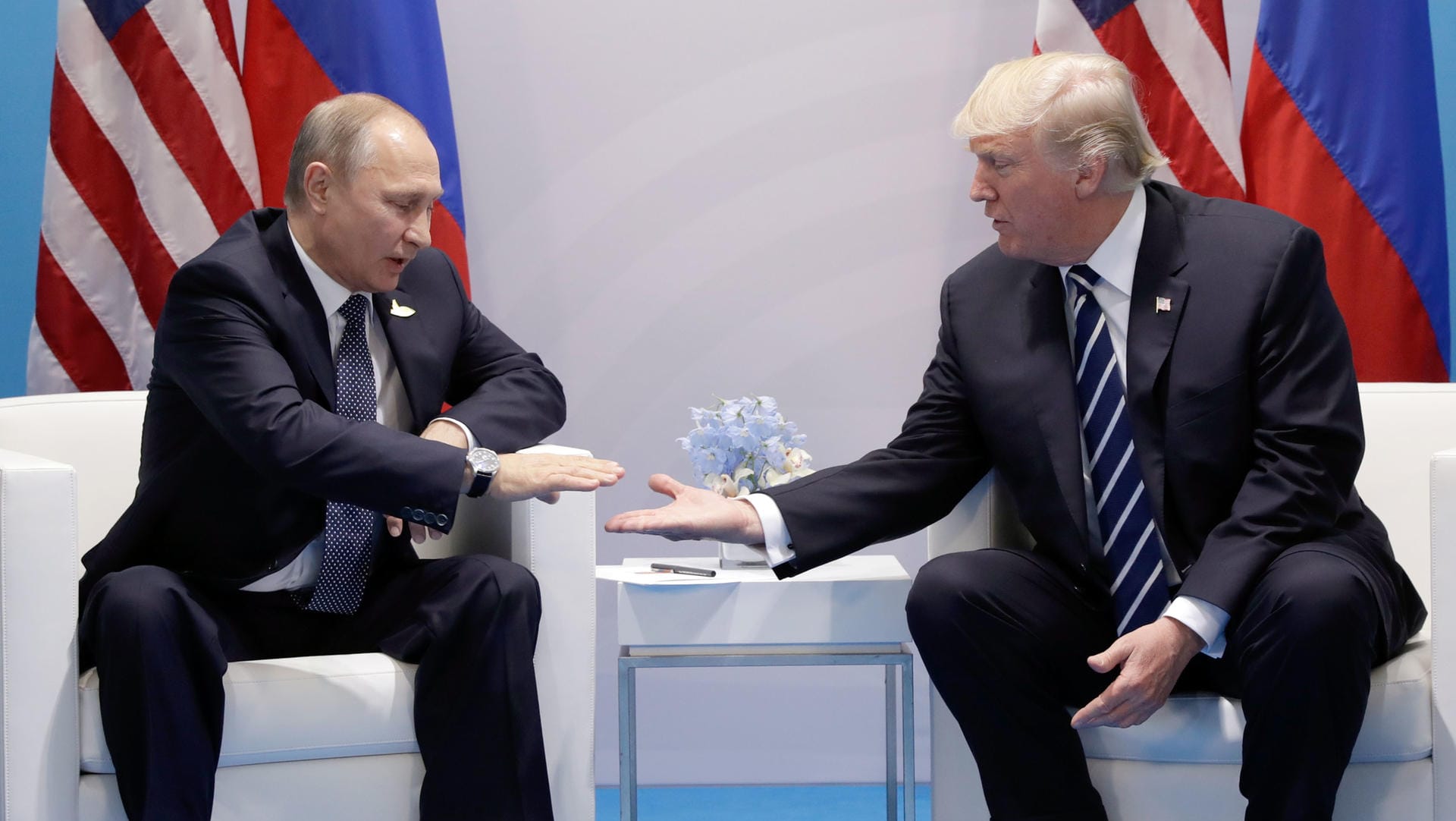 Die US-Geheimdienste sind davon überzeugt, dass sich die russische Regierung in den US-Wahlkampf zugunsten Trumps eingemischt hat. Die US-Geheimdienste sind davon überzeugt, dass sich die russische Regierung in den US-Wahlkampf zugunsten Trumps eingemischt hat.