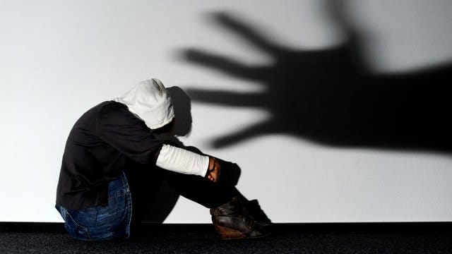 Jugendliche Mädchen, die Opfer sexueller Gewalt geworden sind, kennen den Täter oft persönlich.
