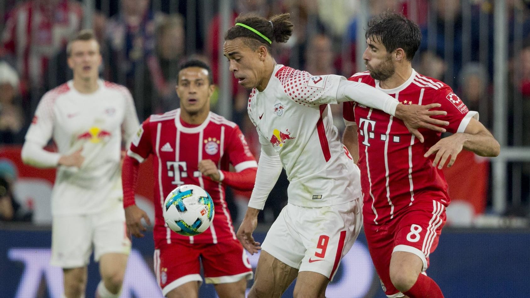 Leipzigs Yussuf Poulsen am vergangenen Wochenende im Zweikampf mit Bayerns Javi Martinez.