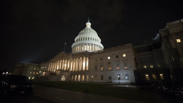 Vertreter von Facebook, Twitter und Google haben vor dem US-Senat erstmals zu mutmaßlicher Wahlmanipulation in den USA ausgesagt. Vertreter von Facebook, Twitter und Google haben vor dem US-Senat erstmals zu mutmaßlicher Wahlmanipulation in den USA ausgesagt.