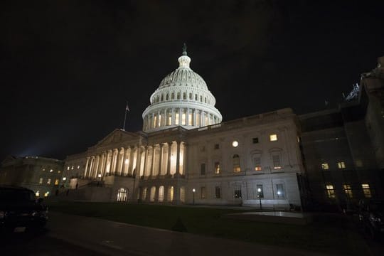 Vertreter von Facebook, Twitter und Google haben vor dem US-Senat erstmals zu mutmaßlicher Wahlmanipulation in den USA ausgesagt.
