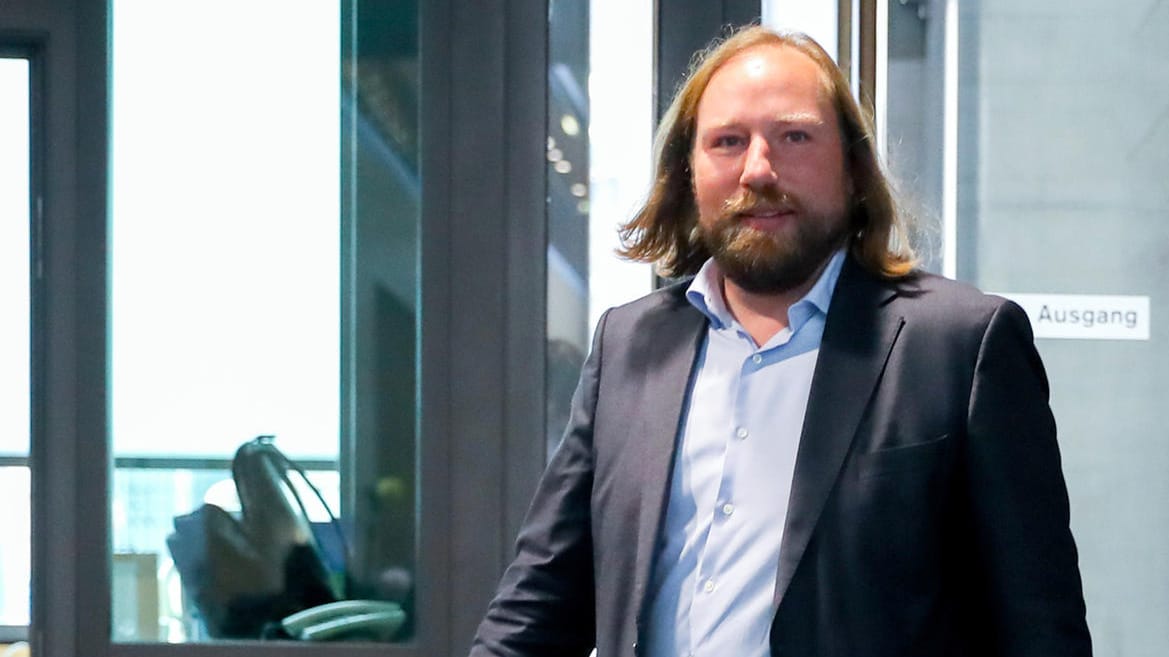 Der Fraktionsvorsitzende von Bündnis 90/Die Grünen, Anton Hofreiter, hat klar dementiert, dass die Jamaika-Partner eine Abschaffung der Rente mit 63 planen. Der Fraktionsvorsitzende von Bündnis 90/Die Grünen, Anton Hofreiter, hat klar dementiert, dass die Jamaika-Partner eine Abschaffung der Rente mit 63 planen.