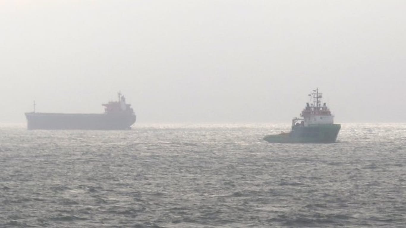 Der vor der Nordseeinsel Langeoog havarierte Frachter "Glory Amsterdam" (l) und der Schlepper "Fairmount Summit".