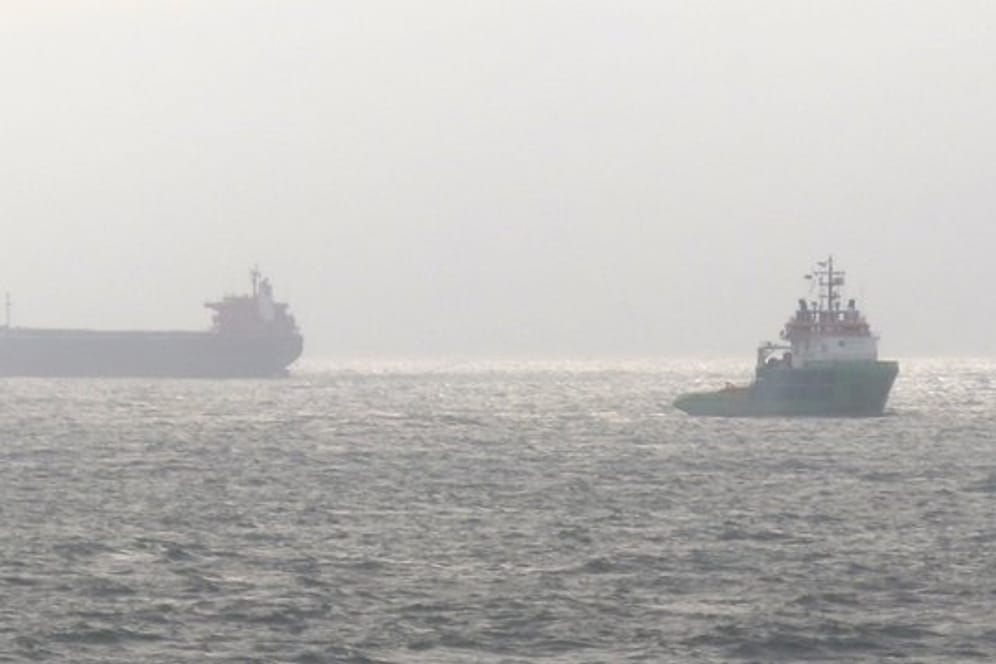 Der vor der Nordseeinsel Langeoog havarierte Frachter "Glory Amsterdam" (l) und der Schlepper "Fairmount Summit".