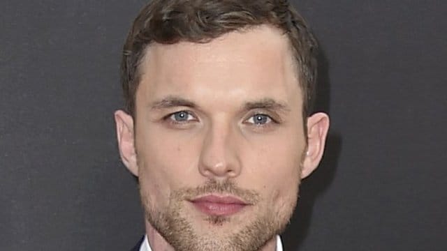 Der britische Schauspieler Ed Skrein 2016 bei der Verleihung der MTV Awards.