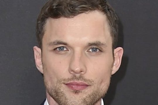 Der britische Schauspieler Ed Skrein 2016 bei der Verleihung der MTV Awards.