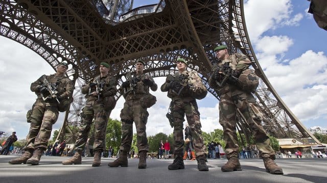 Französische Fremdenlegionäre bewachen den Eiffelturm in Paris.