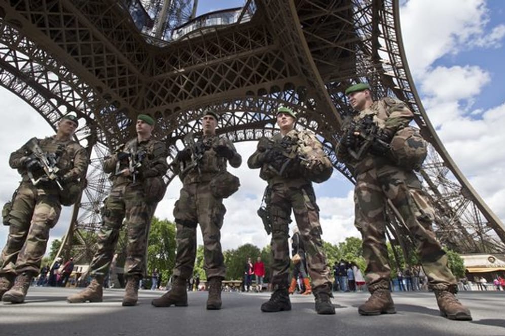 Französische Fremdenlegionäre bewachen den Eiffelturm in Paris.