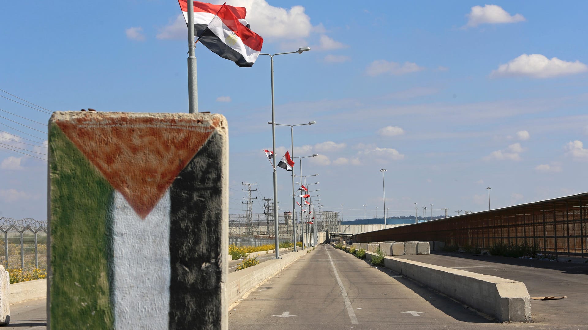 Der Erez Checkpoint zwischen Israel and Gaza. Hamas kommt mit der Abgabe der Grenzverwaltung einer Lösung des innerpolitischen Konflikt im Gazastreifen entgegen. Der Erez Checkpoint zwischen Israel and Gaza. Hamas kommt mit der Abgabe der Grenzverwaltung einer Lösung des innerpolitischen Konflikt im Gazastreifen entgegen.