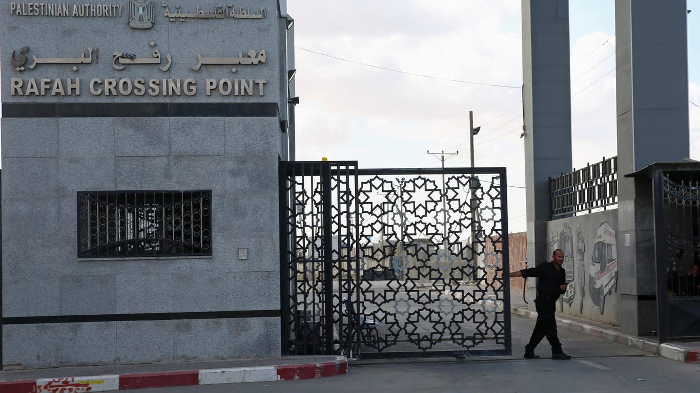 Ein Sicherheitsbeamter der Hamas schließt den Eingang der Rafah-Grenze Richtung Gaza.