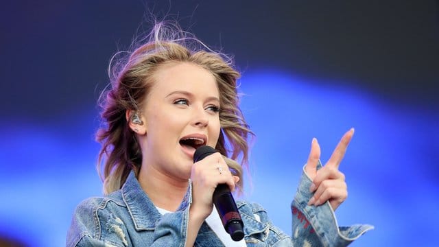 Die schwedische Sängerin Zara Larsson wäre gerne in einem anderen Jahrzehnt aufgewachsen. Die schwedische Sängerin Zara Larsson wäre gerne in einem anderen Jahrzehnt aufgewachsen.