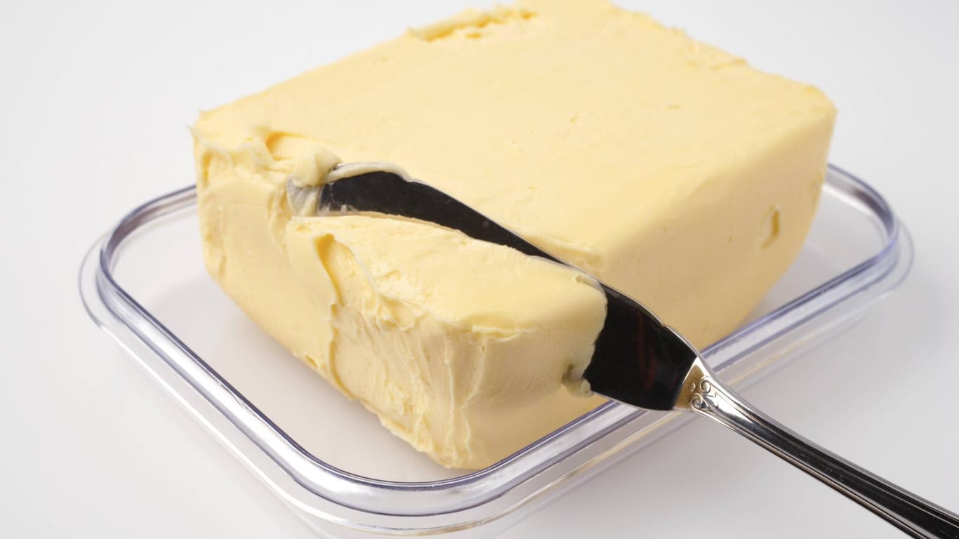Messer steckt in einem Stück Butter