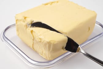 Messer steckt in einem Stück Butter