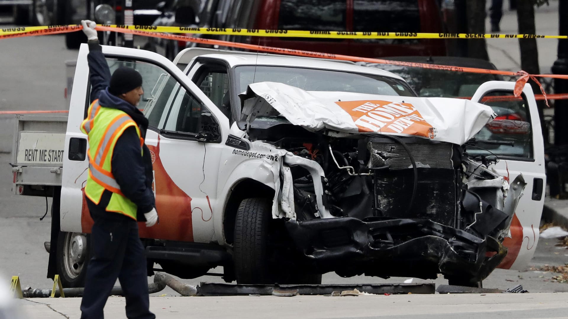 Mit einem gemieteten Kleinlaster war ein 29 Jahre alter Mann über den Fahrrad- und Fußgängerweg im Südwesten Manhattans gerast und mitten durch die Menschen gepflügt.