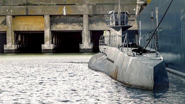 Die 240 Tonnen schwere U-Boot-Replika liegt in La Rochelle.