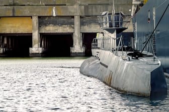 Die 240 Tonnen schwere U-Boot-Replika liegt in La Rochelle.
