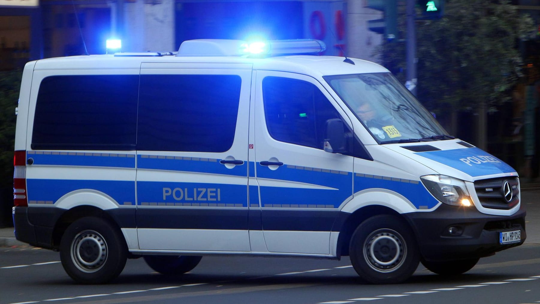 In München waren rund 50 Beamte zur Räumung der Party im Einsatz. In München waren rund 50 Beamte zur Räumung der Party im Einsatz.