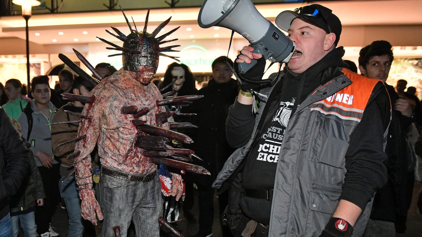 Teilnehmer zelebrieren den "Zombie-Walks" in Essen.