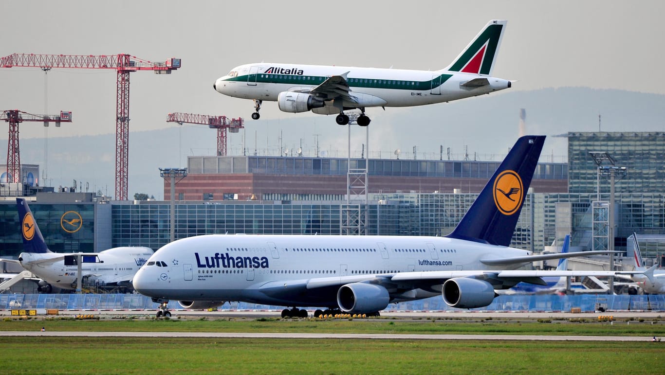 Am Flughafen in Frankfurt am Main musste die Startbahn gesperrt werden, weil sich ein 17-Jähriger auf dem Gelände aufhielt.
