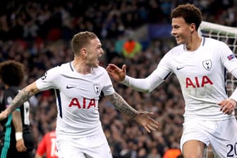 Tottenham Hotspurs Dele Alli (r) jubelt mit Mannschaftskamerad Christian Eriksen über sein Tor.