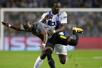 Portos Vincent Aboubakar bringt Leipzigs Naby Keita zu Fall.