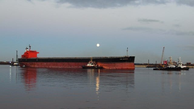 Geleitet von mehreren Schleppern, erreicht der havarierte Frachter "Glory Amsterdam" den Hafen von Wilhelmshaven.