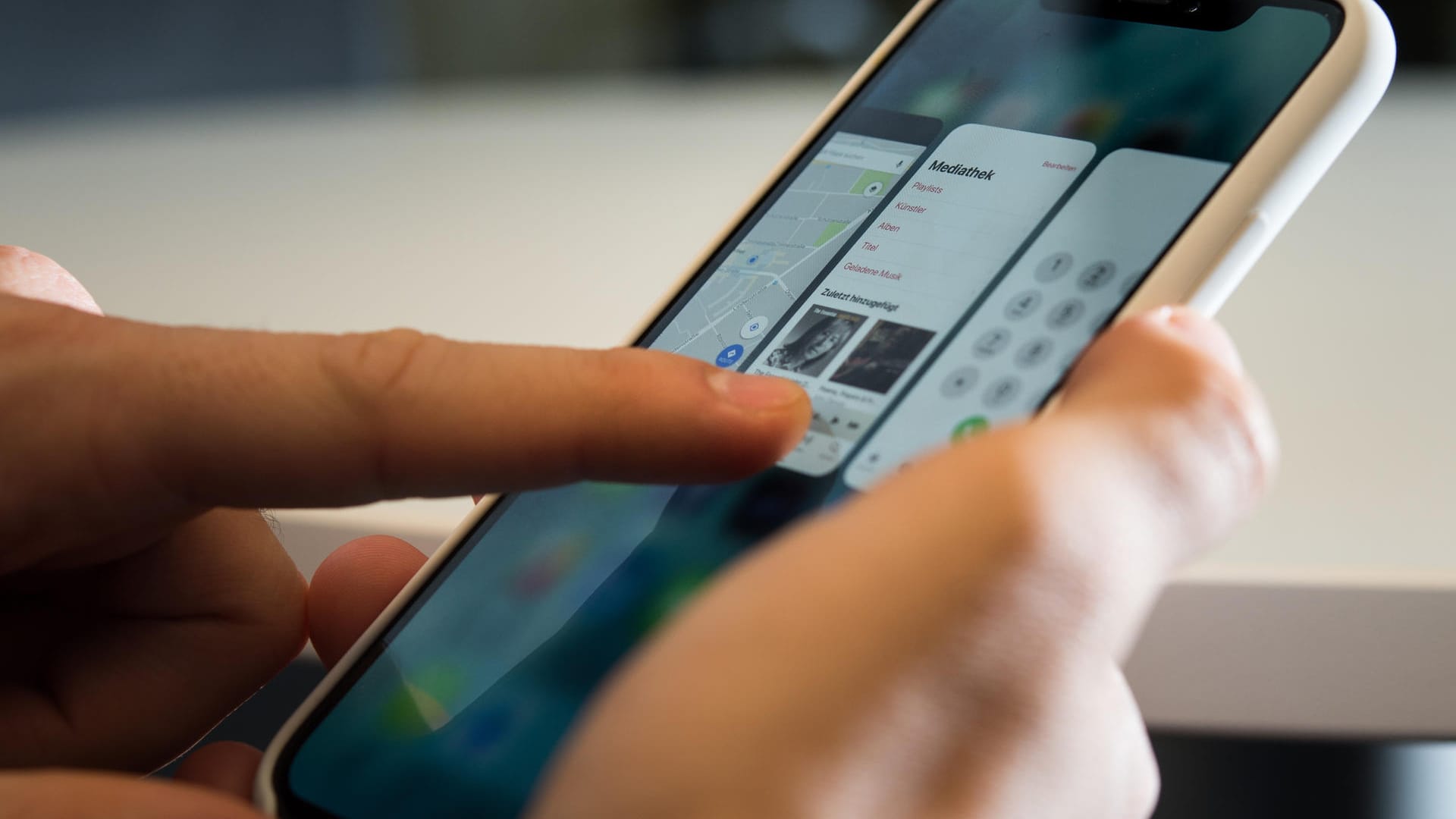 Person benutzt die Funktion App-Switcher auf dem iPhone X