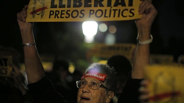 "Freiheit für politische Gefangene": Demonstranten haben sich in Barcelona versammelt, um gegen die U-Haft einiger ehemaliger Mitglieder der katalanischen Regierung zu protestieren. "Freiheit für politische Gefangene": Demonstranten haben sich in Barcelona versammelt, um gegen die U-Haft einiger ehemaliger Mitglieder der katalanischen Regierung zu protestieren.
