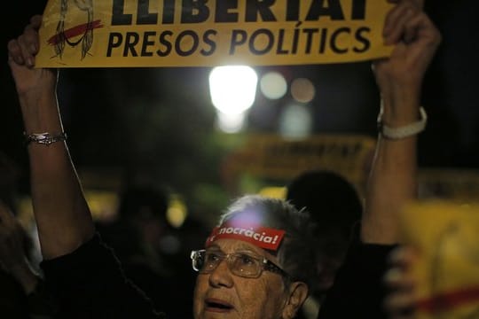 "Freiheit für politische Gefangene": Demonstranten haben sich in Barcelona versammelt, um gegen die U-Haft einiger ehemaliger Mitglieder der katalanischen Regierung zu protestieren.