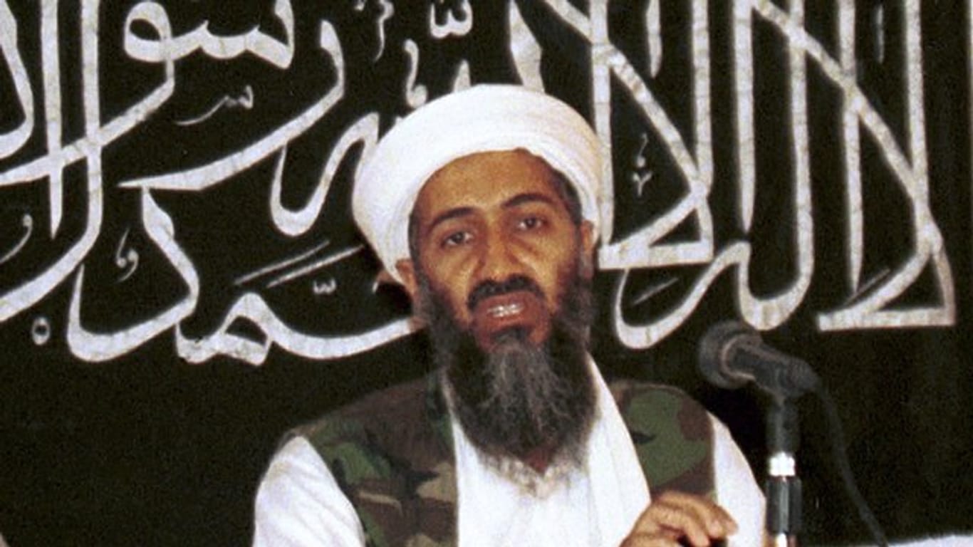 Ein Archivfoto aus dem Jahr 1998 zeigt den 2011 getöteten Al-Kaida-Chefs Osama bin Laden während einer Pressekonferenz in Khost, Afghanistan.