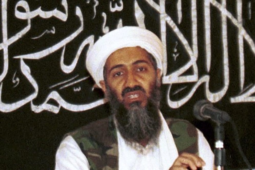 Ein Archivfoto aus dem Jahr 1998 zeigt den 2011 getöteten Al-Kaida-Chefs Osama bin Laden während einer Pressekonferenz in Khost, Afghanistan.